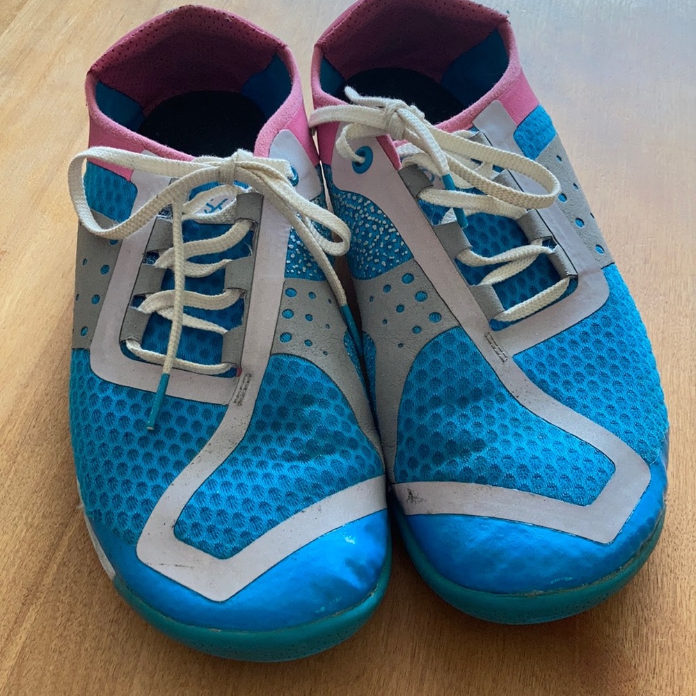 Skora barefoot running shoe